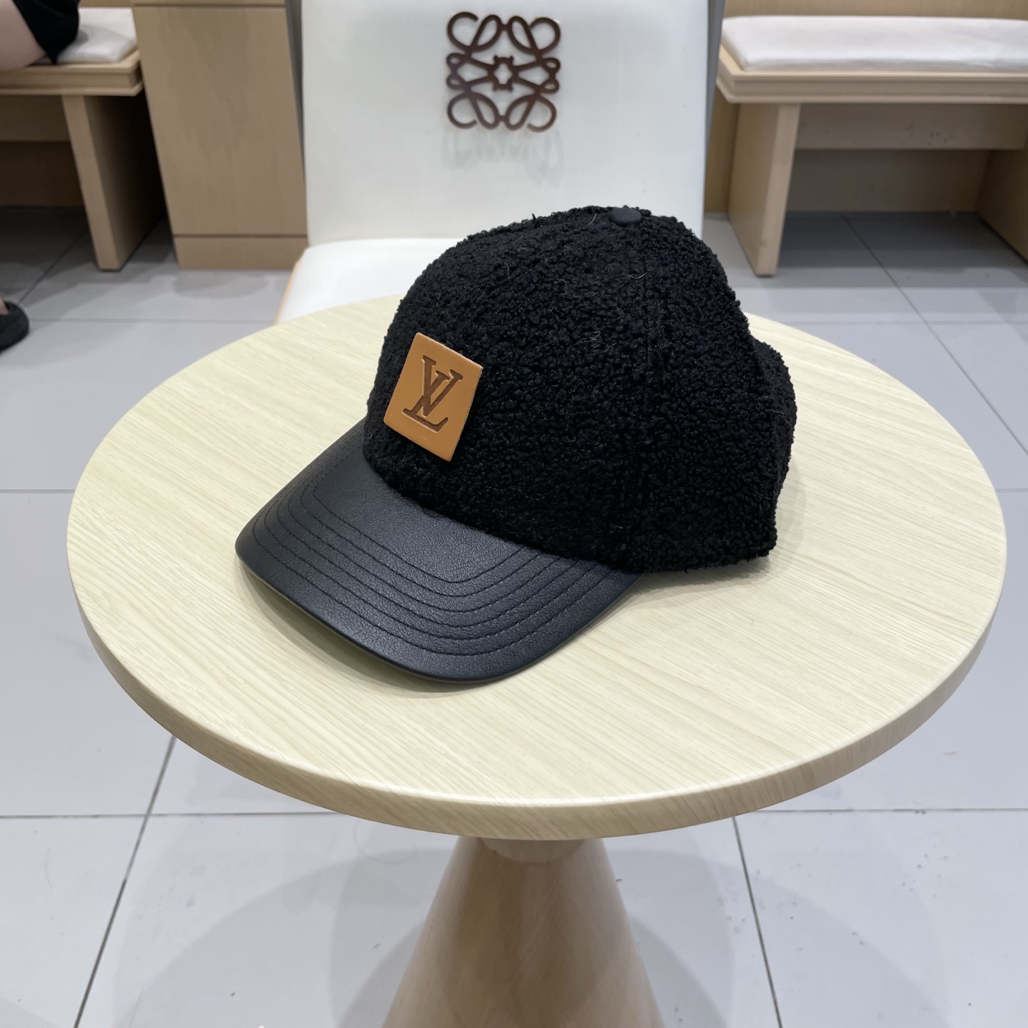 🧢路易威登LV羊羔毛棒球帽 👒潮流前线👍懂货的来 新款小羊皮帽檐，质感超好，简约大气，时尚百搭棒球帽，帽