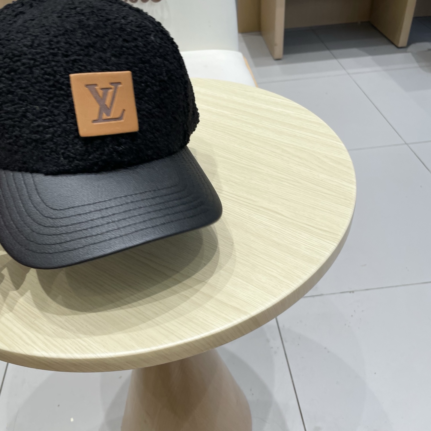 🧢路易威登LV羊羔毛棒球帽 👒潮流前线👍懂货的来 新款小羊皮帽檐，质感超好，简约大气，时尚百搭棒球帽，帽