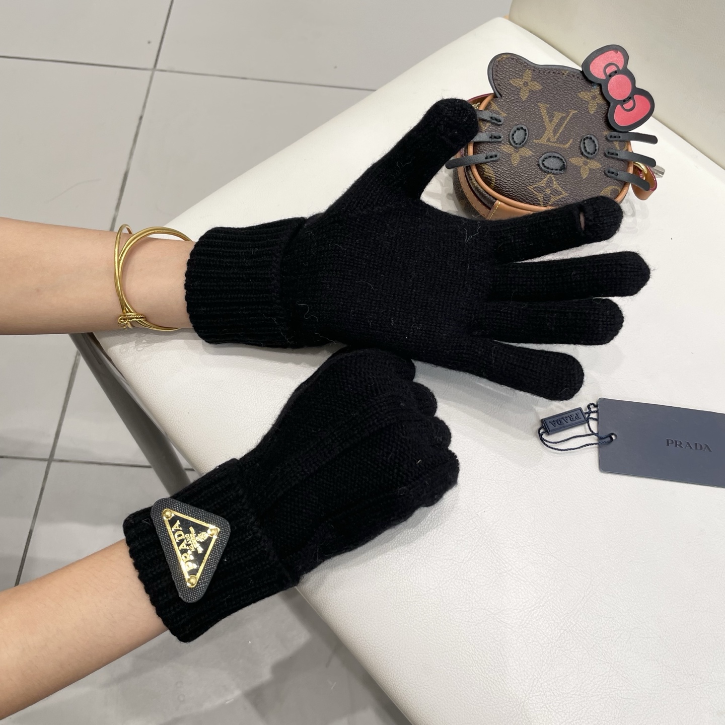 Prada普拉达新款针织羊毛手套，高品质。