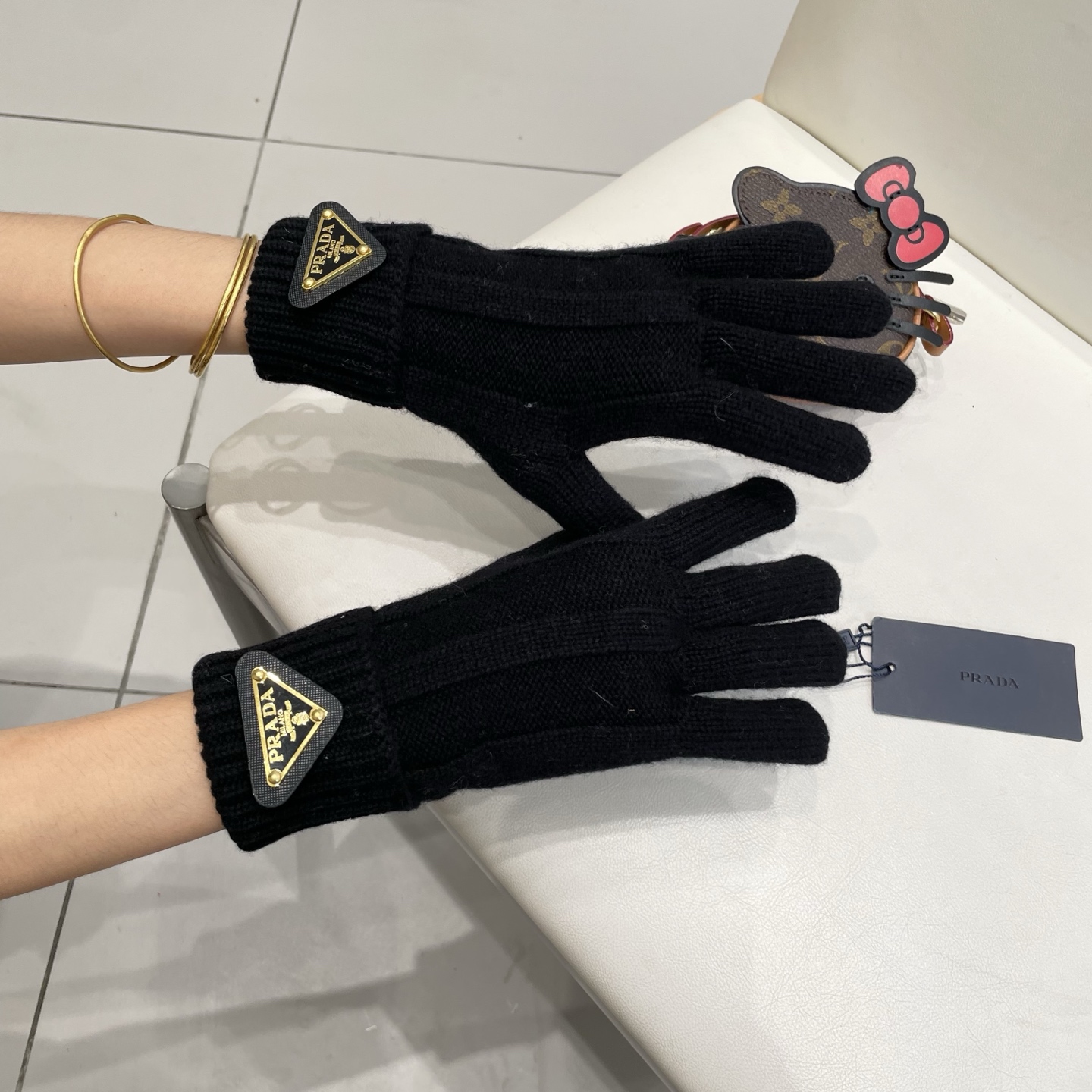 Prada普拉达新款针织羊毛手套，高品质。