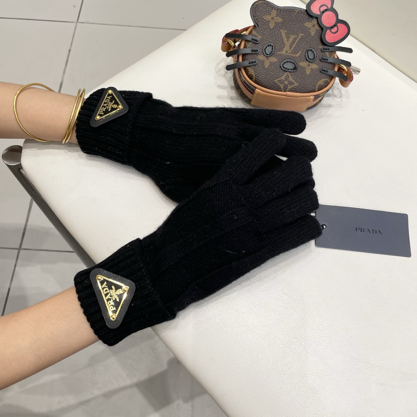 Prada普拉达新款针织羊毛手套，高品质。