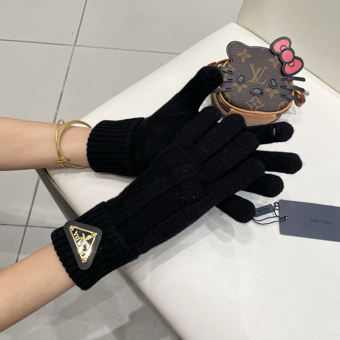 Prada普拉达新款针织羊毛手套，高品质。