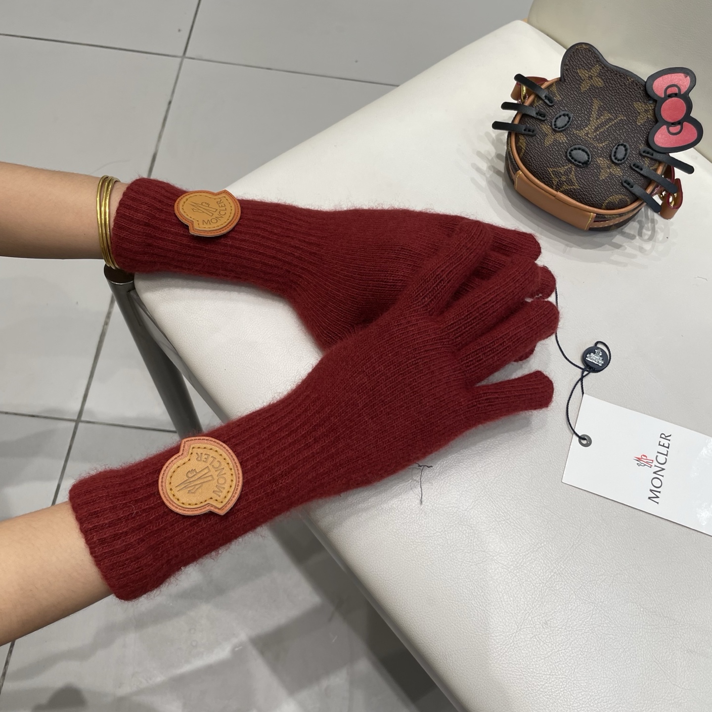 蒙口秋冬羊毛针织手套🧤糖果纯色系列今年秋冬大火。 每色都超好看 搭配羊绒大衣绝美 立体版型剪裁 线条流畅