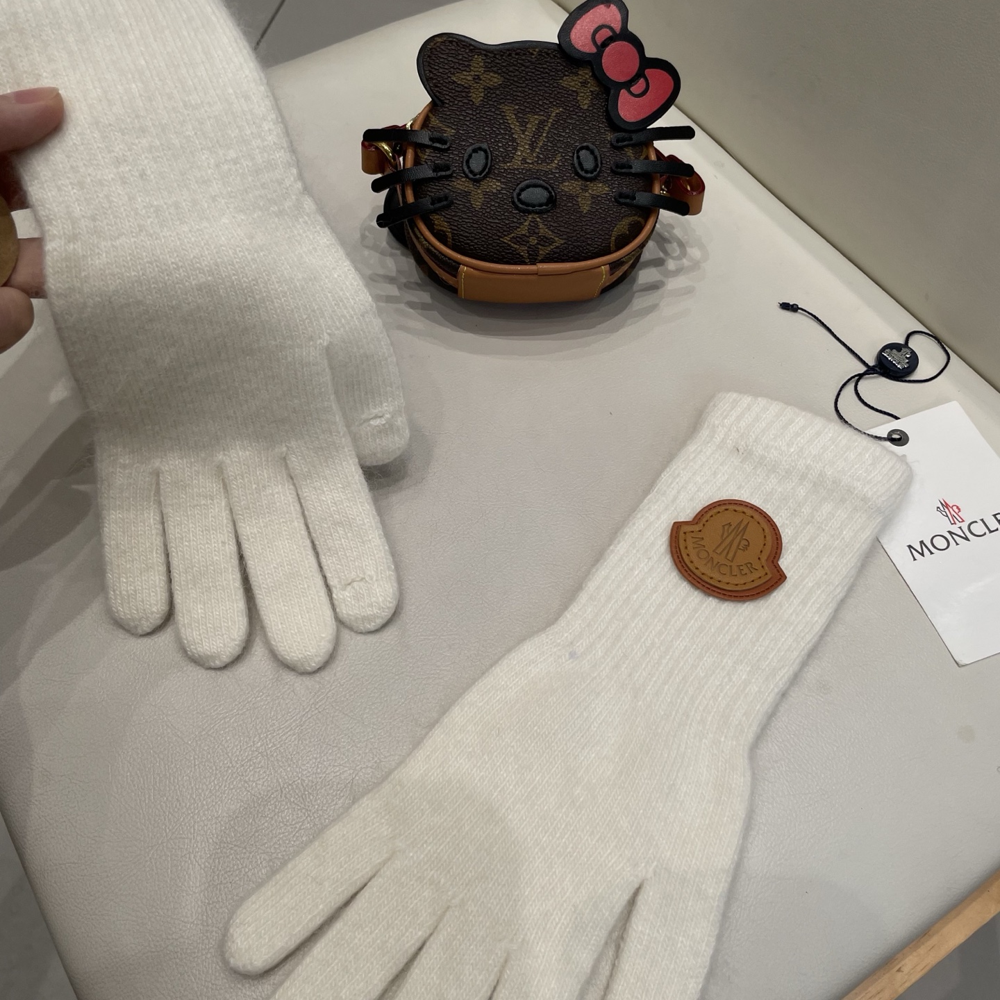 蒙口秋冬羊毛针织手套🧤糖果纯色系列今年秋冬大火。 每色都超好看 搭配羊绒大衣绝美 立体版型剪裁 线条流畅