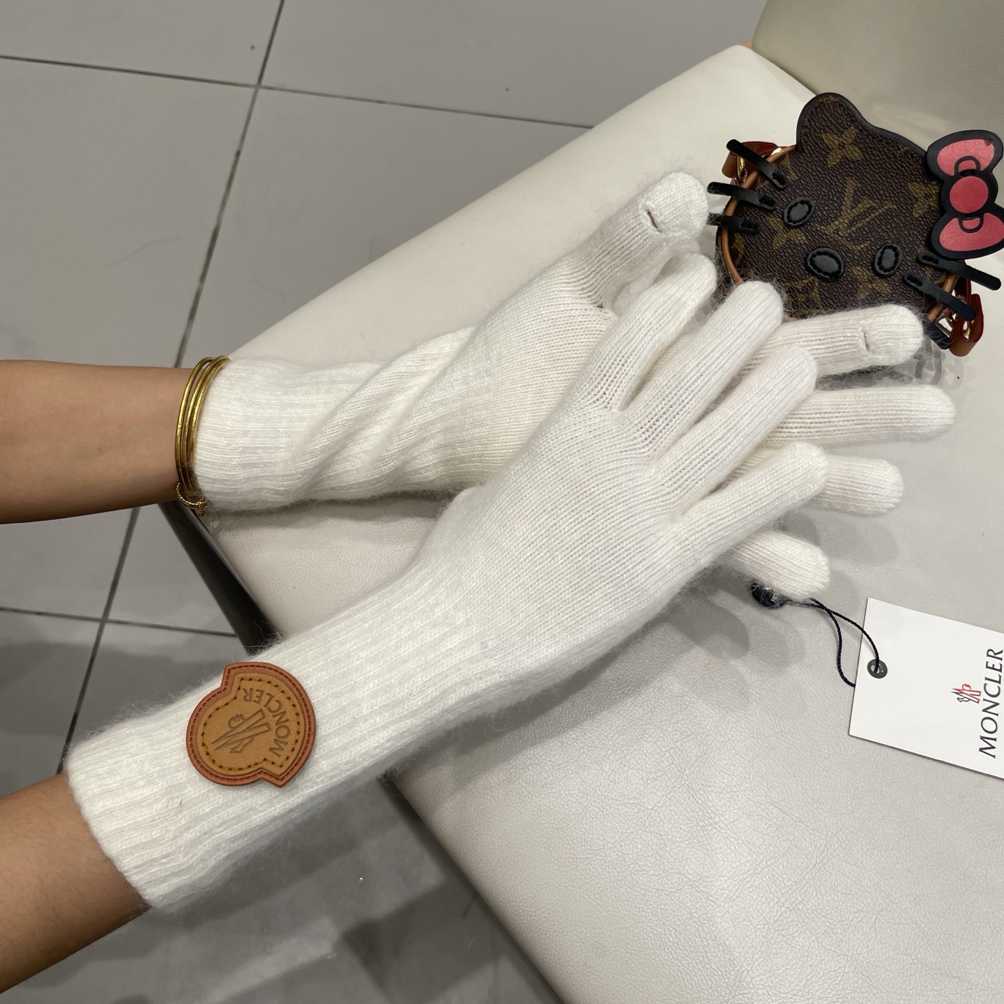 蒙口秋冬羊毛针织手套🧤糖果纯色系列今年秋冬大火。 每色都超好看 搭配羊绒大衣绝美 立体版型剪裁 线条流畅