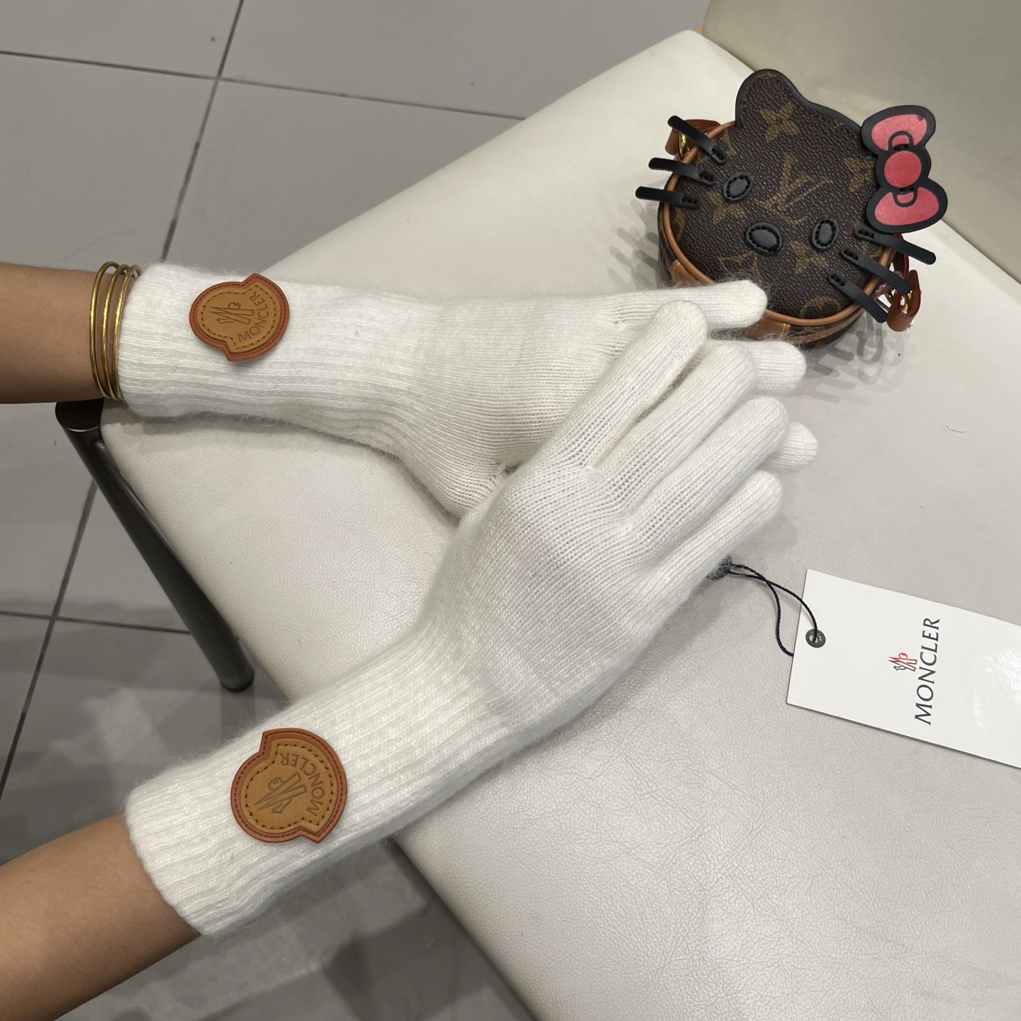蒙口秋冬羊毛针织手套🧤糖果纯色系列今年秋冬大火。 每色都超好看 搭配羊绒大衣绝美 立体版型剪裁 线条流畅
