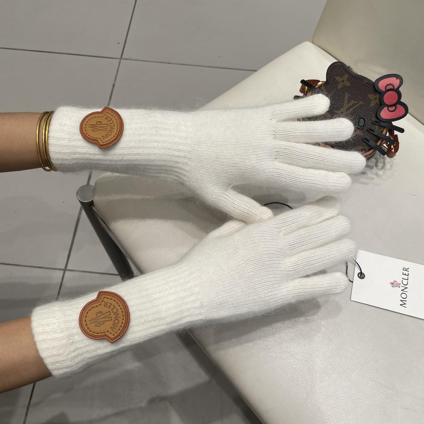 蒙口秋冬羊毛针织手套🧤糖果纯色系列今年秋冬大火。 每色都超好看 搭配羊绒大衣绝美 立体版型剪裁 线条流畅