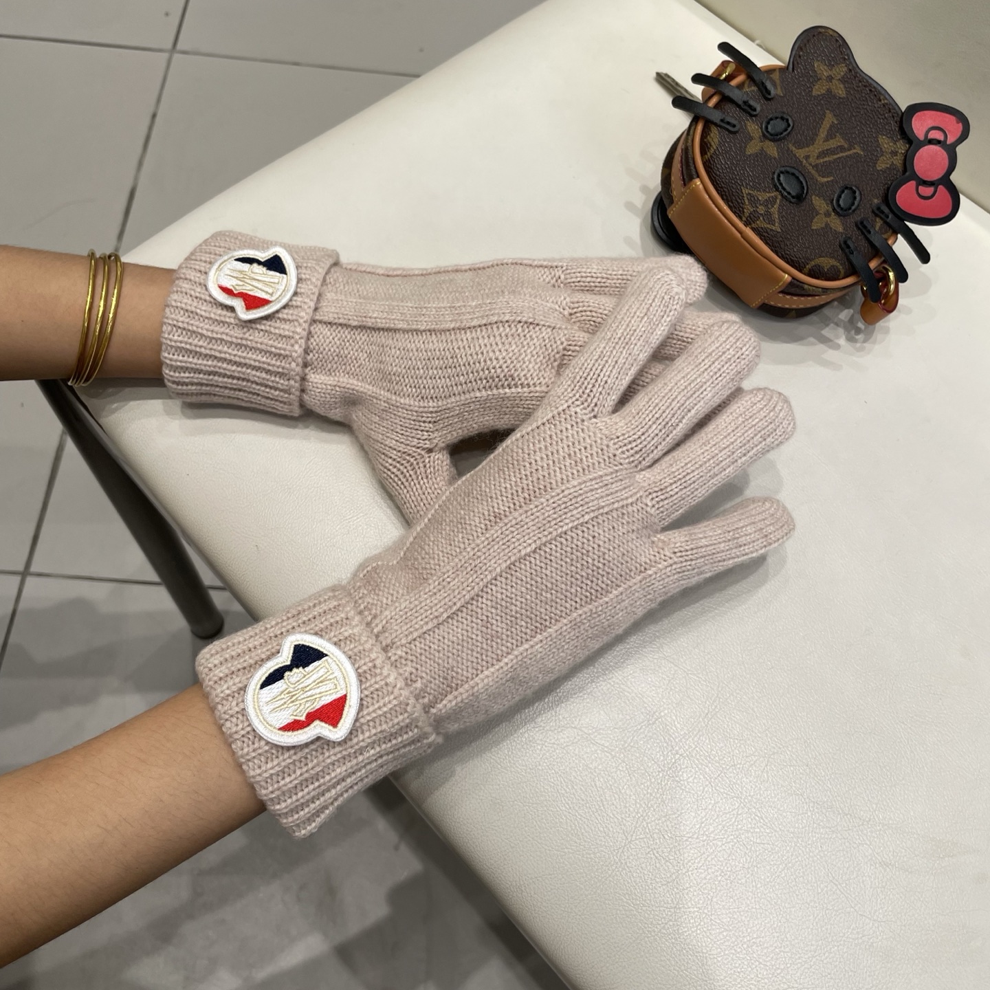 蒙口秋冬羊毛针织手套🧤糖果纯色系列今年秋冬大火。 每色都超好看 搭配羊绒大衣绝美 立体版型剪裁 线条流畅