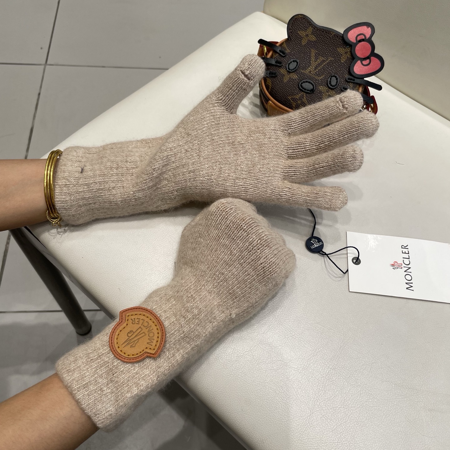 蒙口秋冬羊毛针织手套🧤糖果纯色系列今年秋冬大火。 每色都超好看 搭配羊绒大衣绝美 立体版型剪裁 线条流畅