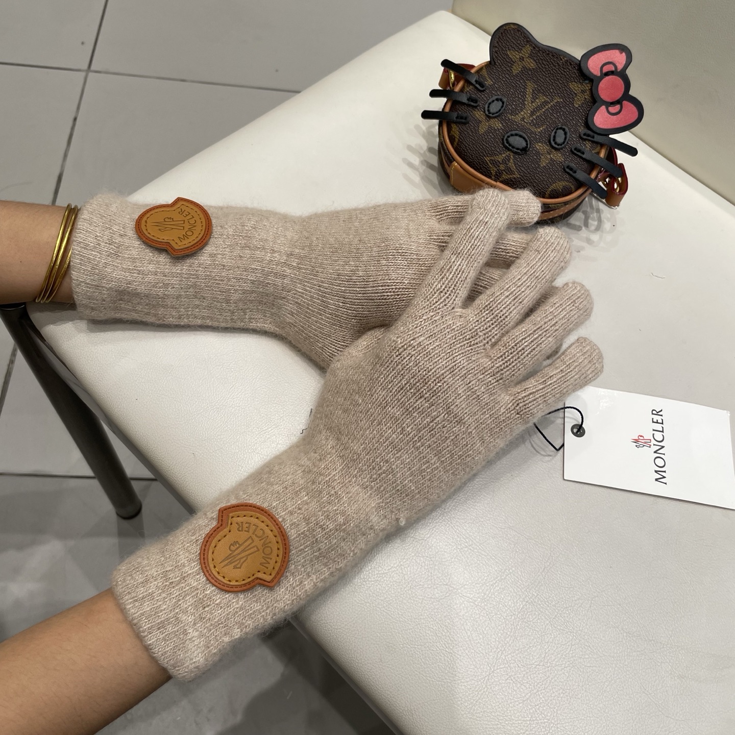 蒙口秋冬羊毛针织手套🧤糖果纯色系列今年秋冬大火。 每色都超好看 搭配羊绒大衣绝美 立体版型剪裁 线条流畅