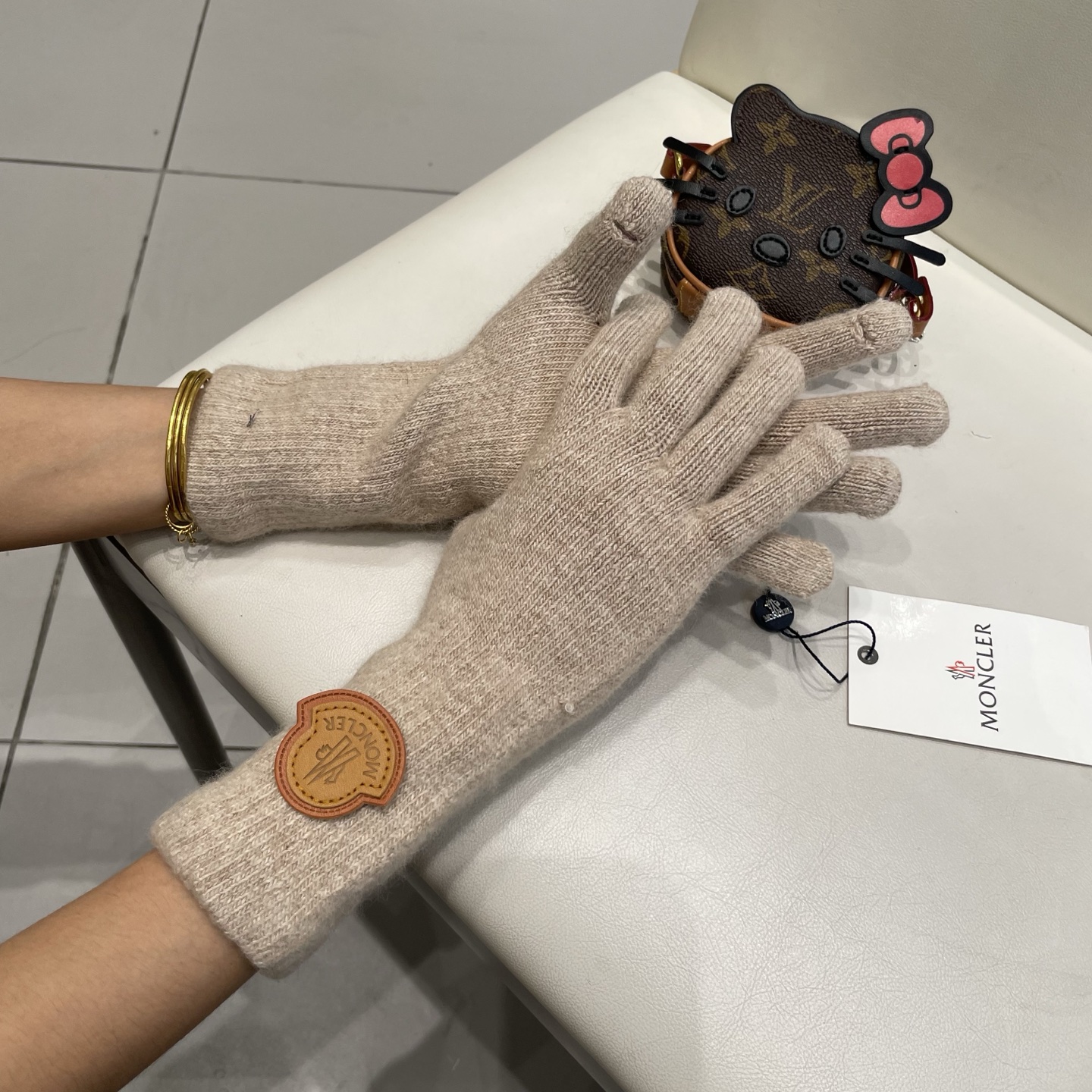 蒙口秋冬羊毛针织手套🧤糖果纯色系列今年秋冬大火。 每色都超好看 搭配羊绒大衣绝美 立体版型剪裁 线条流畅