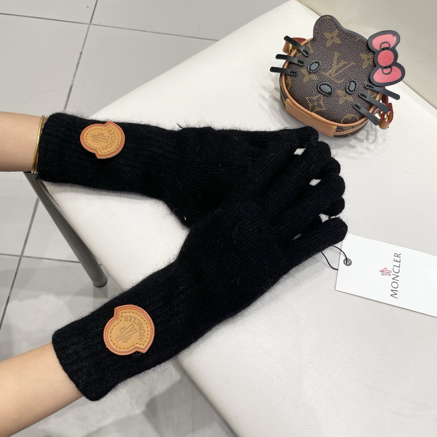 蒙口秋冬羊毛针织手套🧤糖果纯色系列今年秋冬大火。 每色都超好看 搭配羊绒大衣绝美 立体版型剪裁 线条流畅