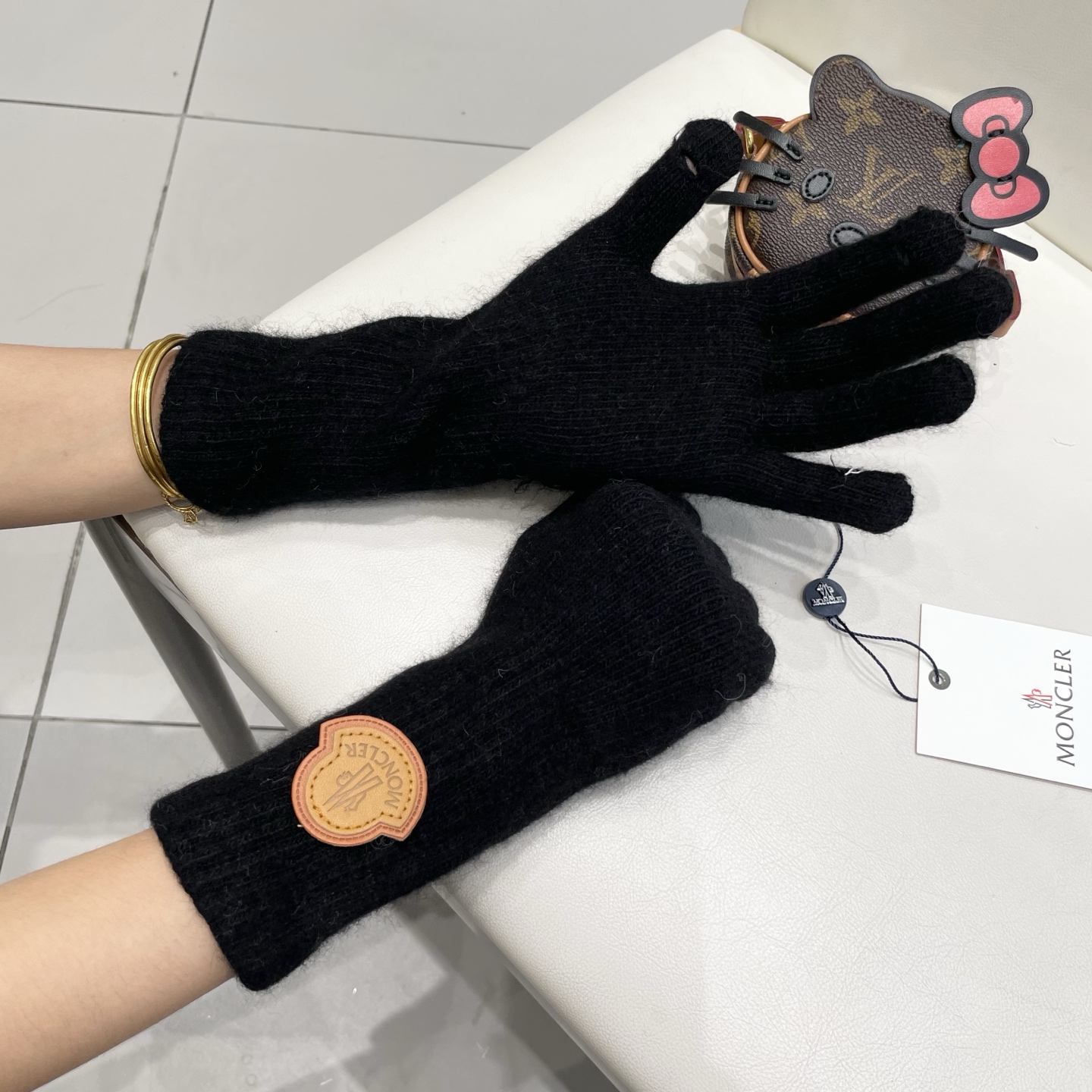蒙口秋冬羊毛针织手套🧤糖果纯色系列今年秋冬大火。 每色都超好看 搭配羊绒大衣绝美 立体版型剪裁 线条流畅
