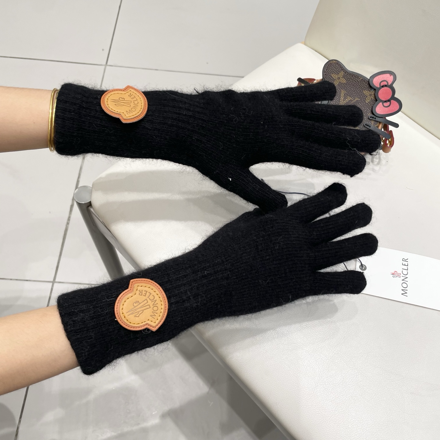 蒙口秋冬羊毛针织手套🧤糖果纯色系列今年秋冬大火。 每色都超好看 搭配羊绒大衣绝美 立体版型剪裁 线条流畅