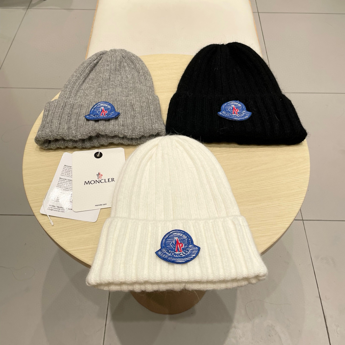 蒙口Moncler盟可睐💥新款经典针织帽，非常柔软亲肤，弹性很好💓有质感又非常百搭的款式~保暖的 羊绒毛