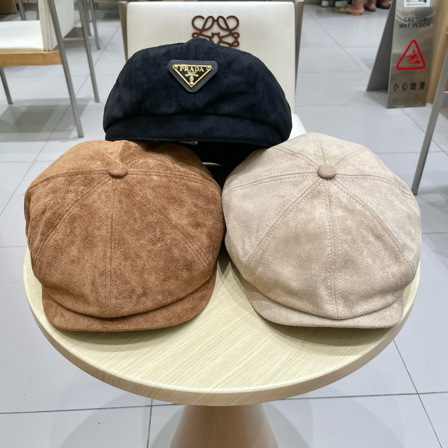 Prada普拉达新款复古鸭舌帽前进帽时尚八角帽潮百搭贝雷帽女秋冬户外