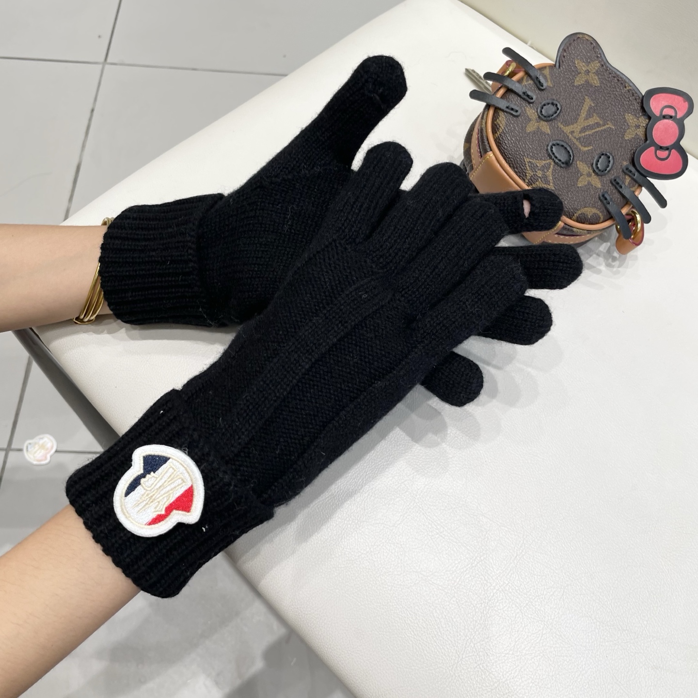 蒙口秋冬羊毛针织手套🧤糖果纯色系列今年秋冬大火。 每色都超好看 搭配羊绒大衣绝美 立体版型剪裁 线条流畅