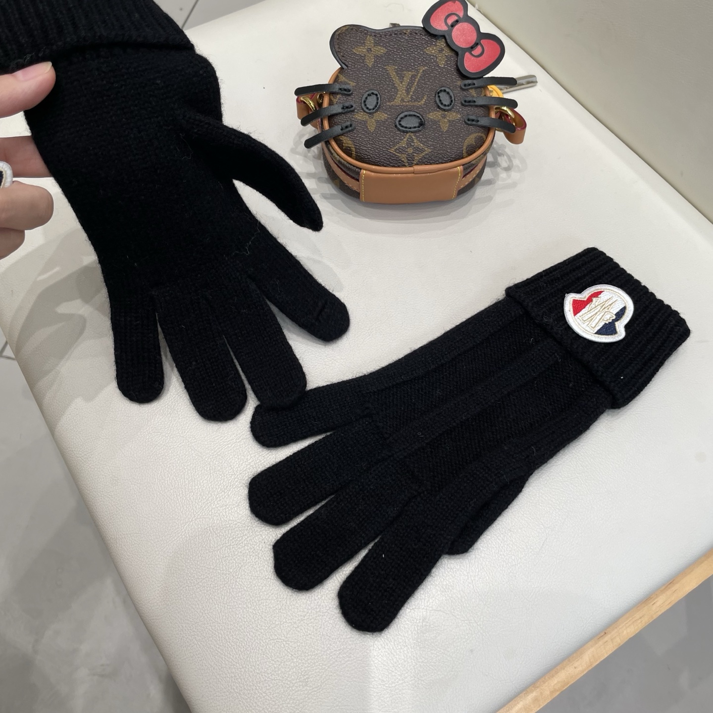 蒙口秋冬羊毛针织手套🧤糖果纯色系列今年秋冬大火。 每色都超好看 搭配羊绒大衣绝美 立体版型剪裁 线条流畅