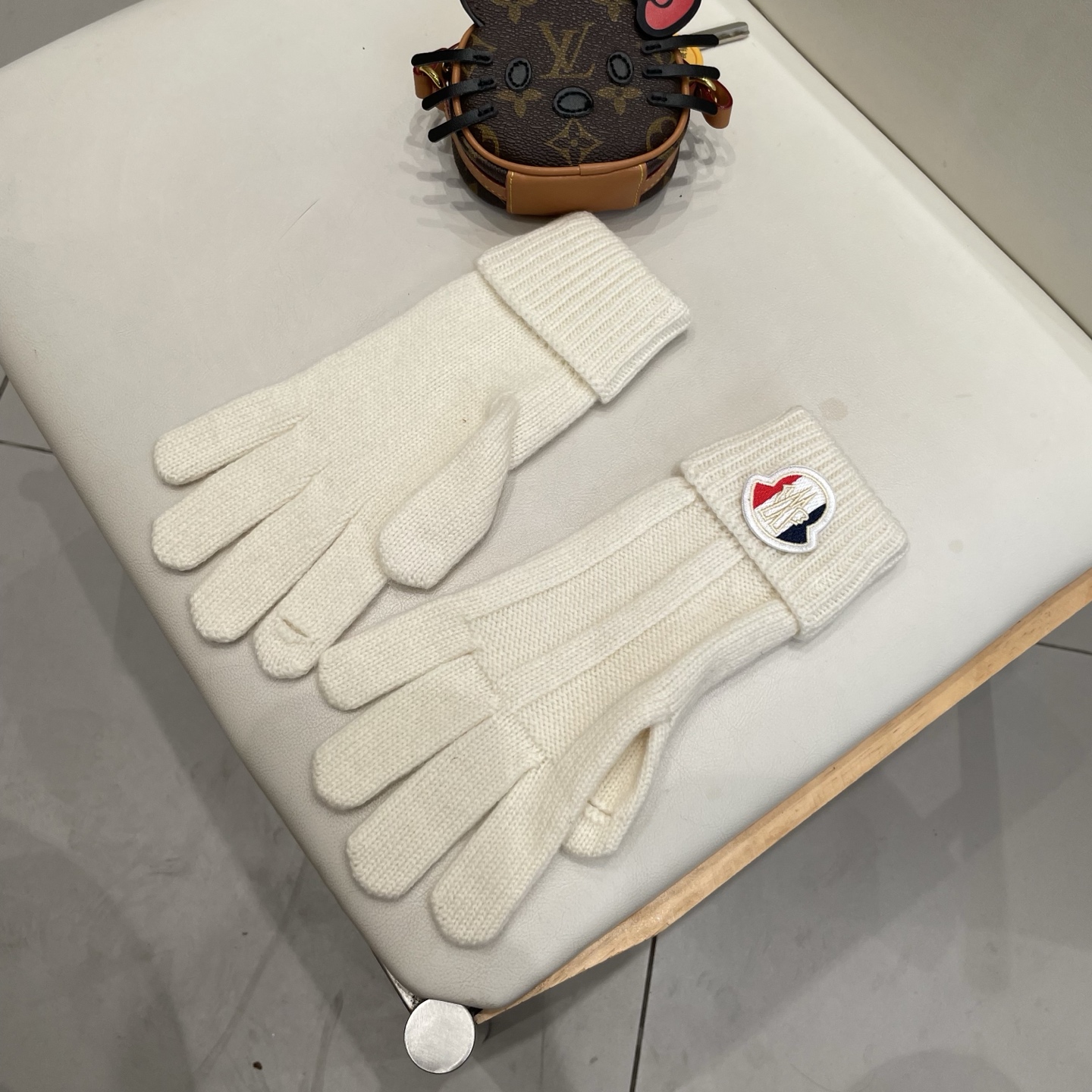 蒙口秋冬羊毛针织手套🧤糖果纯色系列今年秋冬大火。 每色都超好看 搭配羊绒大衣绝美 立体版型剪裁 线条流畅