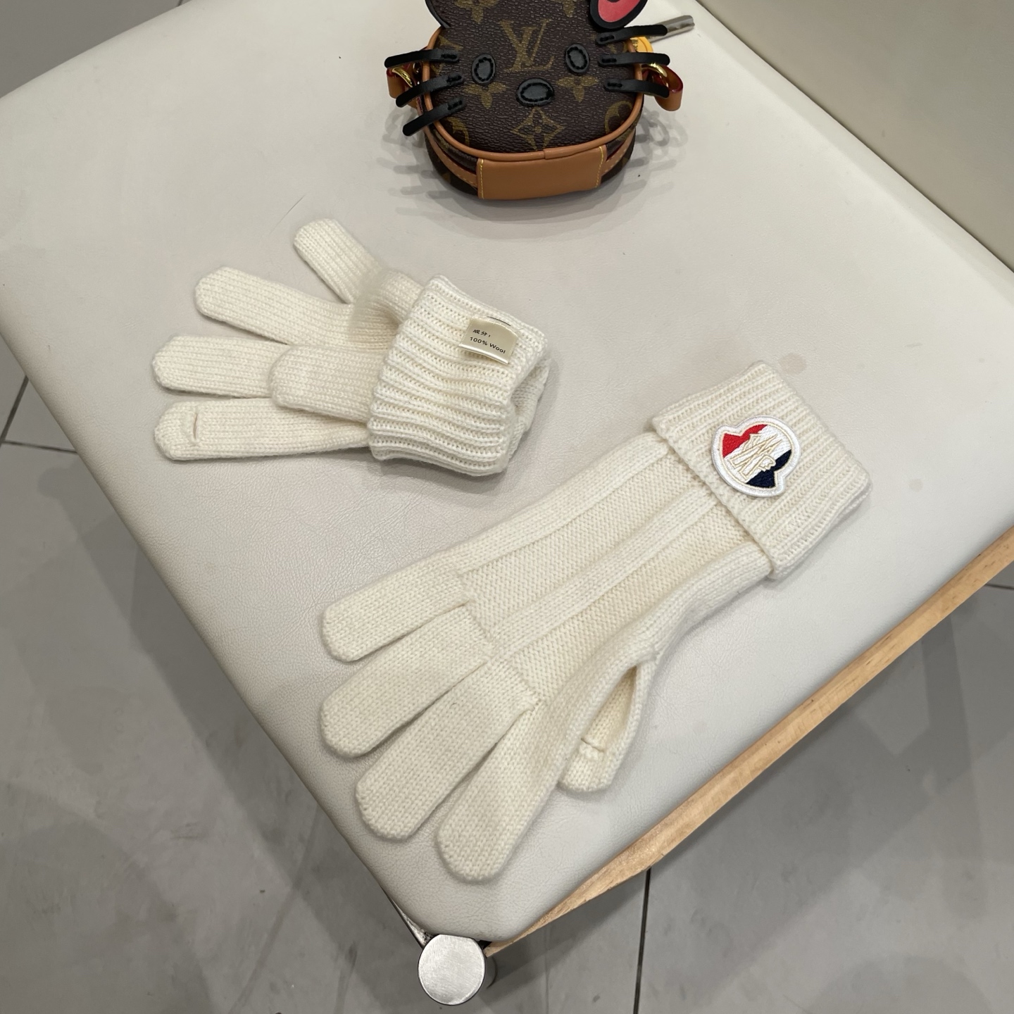 蒙口秋冬羊毛针织手套🧤糖果纯色系列今年秋冬大火。 每色都超好看 搭配羊绒大衣绝美 立体版型剪裁 线条流畅
