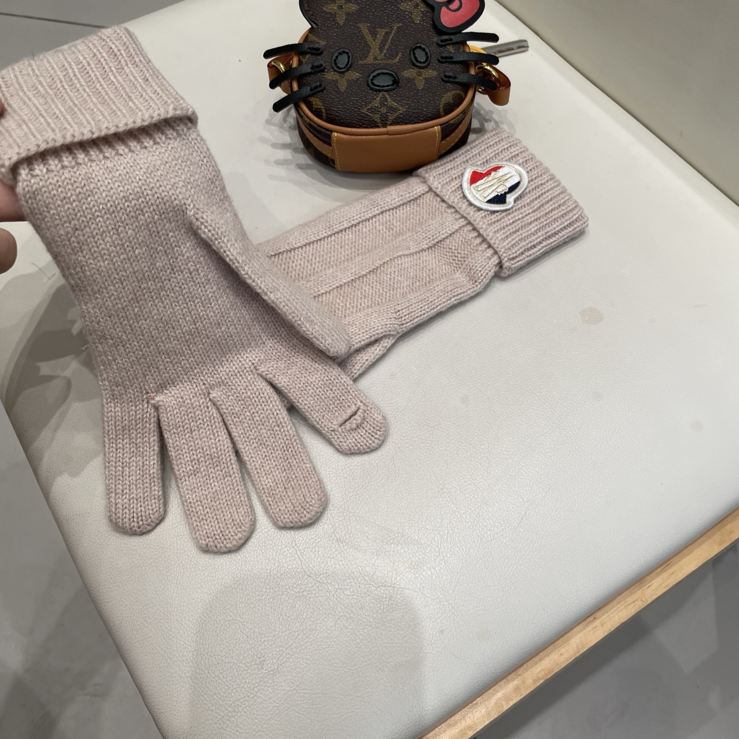 蒙口秋冬羊毛针织手套🧤糖果纯色系列今年秋冬大火。 每色都超好看 搭配羊绒大衣绝美 立体版型剪裁 线条流畅