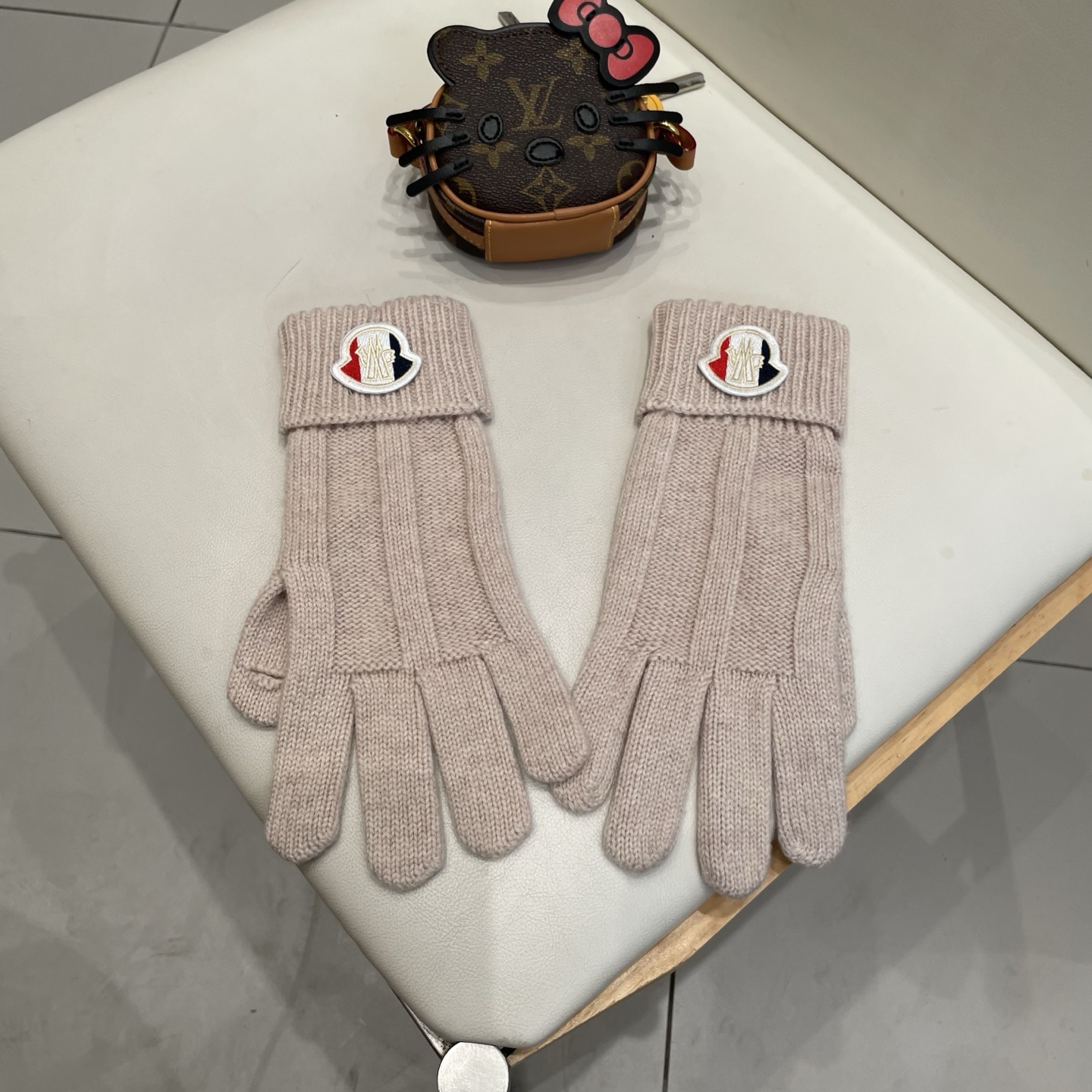 蒙口秋冬羊毛针织手套🧤糖果纯色系列今年秋冬大火。 每色都超好看 搭配羊绒大衣绝美 立体版型剪裁 线条流畅