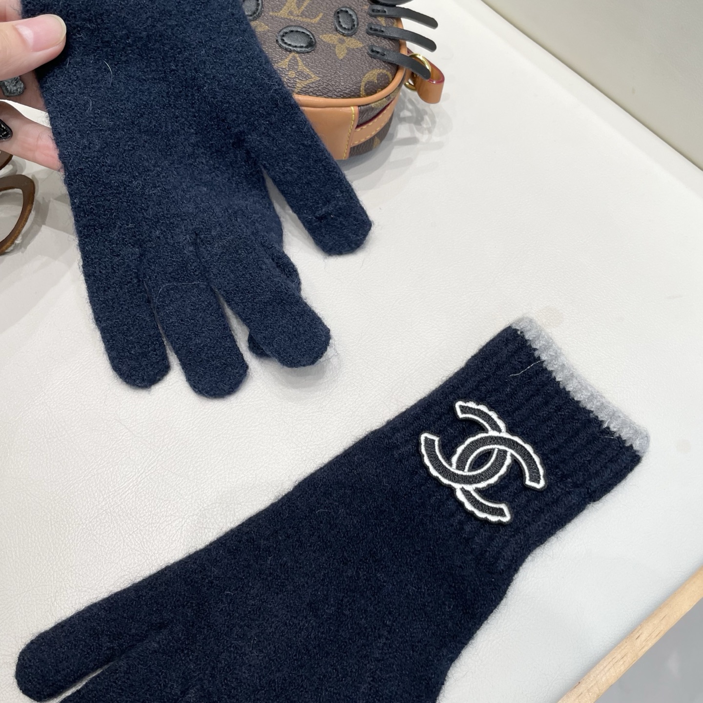 Chanel 专柜新品羊毛手套，。时尚手套，秋冬保暖加绒内里，上手超舒适柔软、百搭！均码