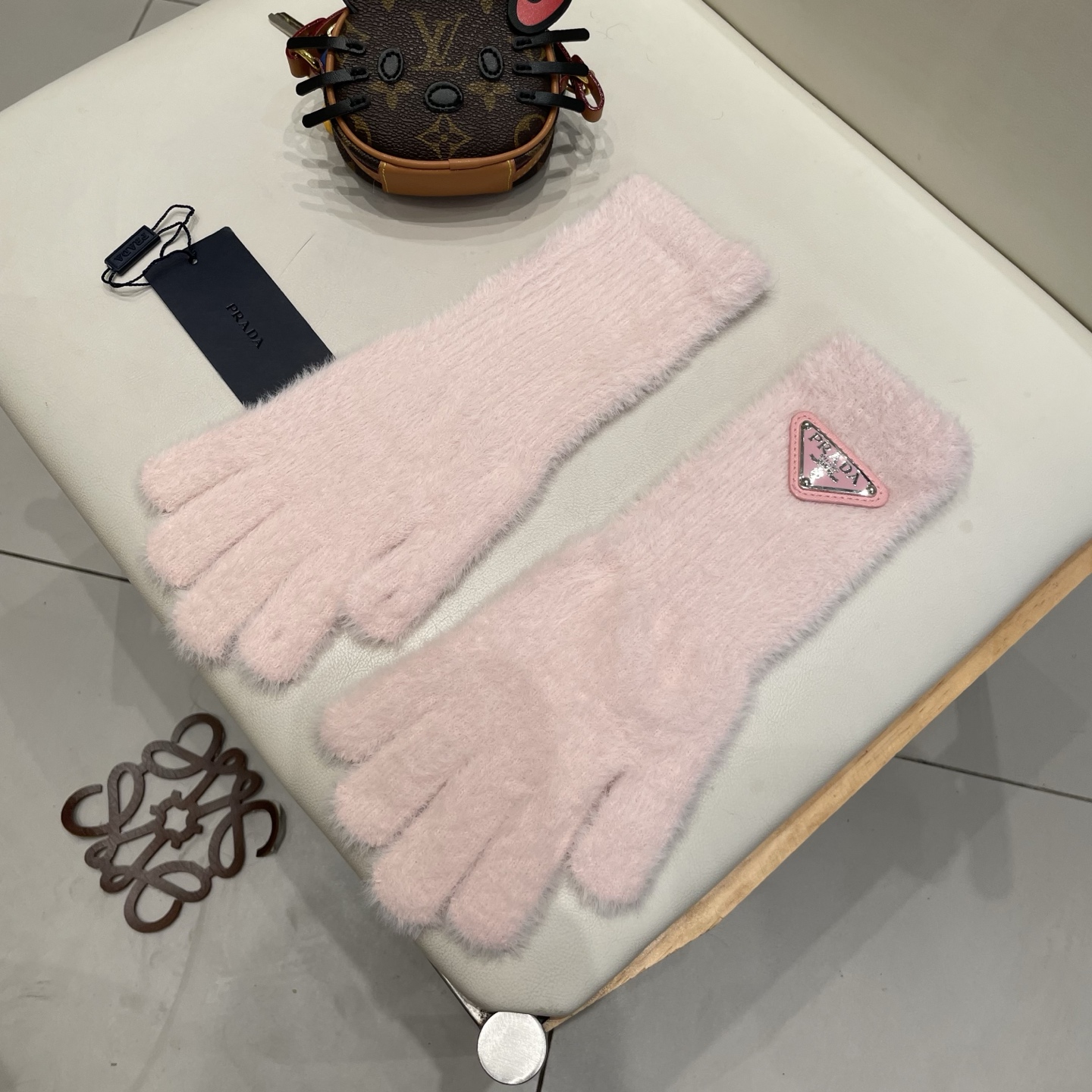 普拉达Prada日系同款毛绒手套女冬季保暖防寒长款手套可触屏暖呼呼玩雪