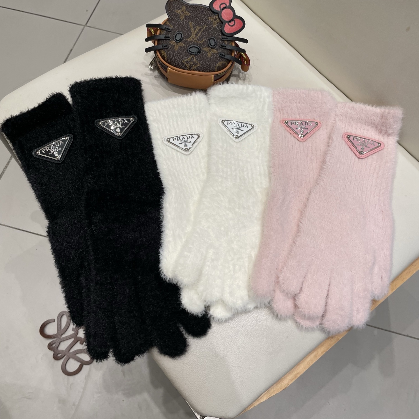 普拉达Prada日系同款毛绒手套女冬季保暖防寒长款手套可触屏暖呼呼玩雪