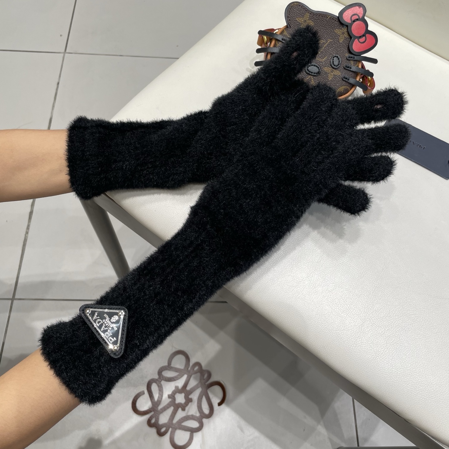普拉达Prada日系同款毛绒手套女冬季保暖防寒长款手套可触屏暖呼呼玩雪