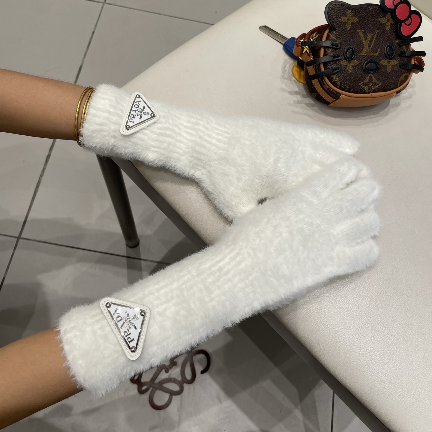 普拉达Prada日系同款毛绒手套女冬季保暖防寒长款手套可触屏暖呼呼玩雪