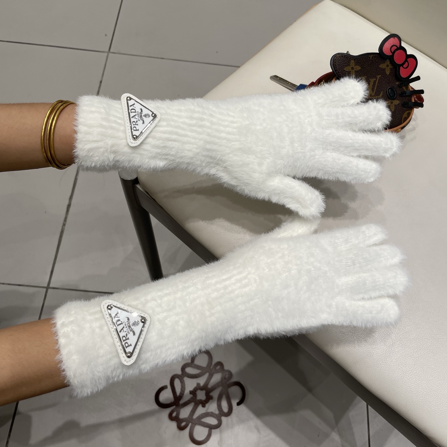 普拉达Prada日系同款毛绒手套女冬季保暖防寒长款手套可触屏暖呼呼玩雪