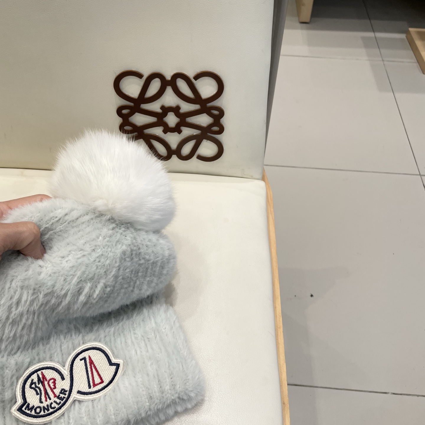 moncler2025新款秋冬韩版纯色毛线帽超大狐狸球保暖舒适针织帽保暖跨境欧