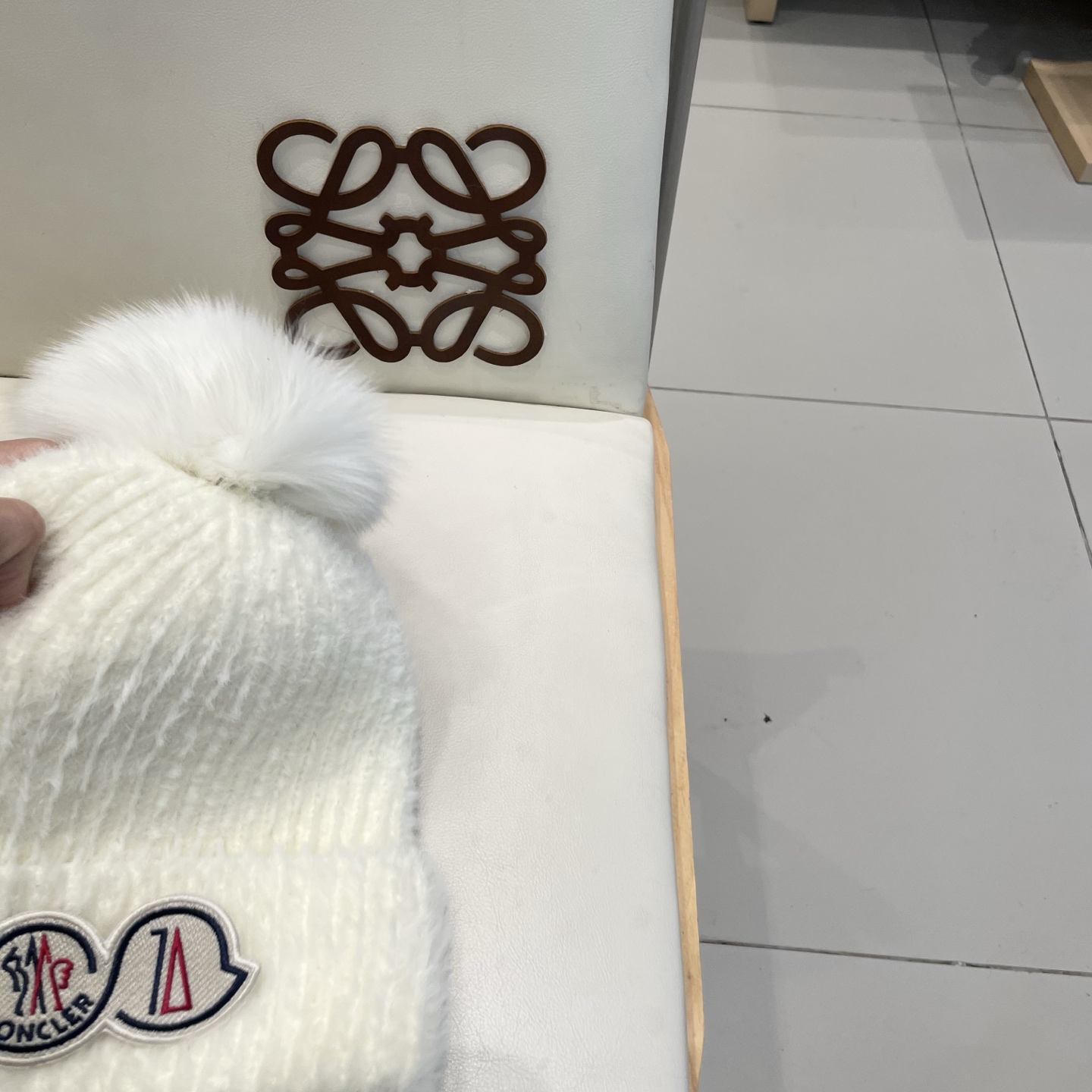 moncler2025新款秋冬韩版纯色毛线帽超大狐狸球保暖舒适针织帽保暖跨境欧