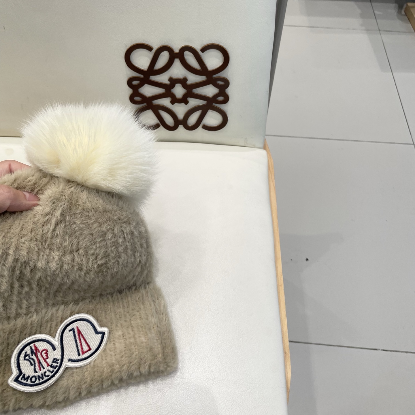 moncler2025新款秋冬韩版纯色毛线帽超大狐狸球保暖舒适针织帽保暖跨境欧