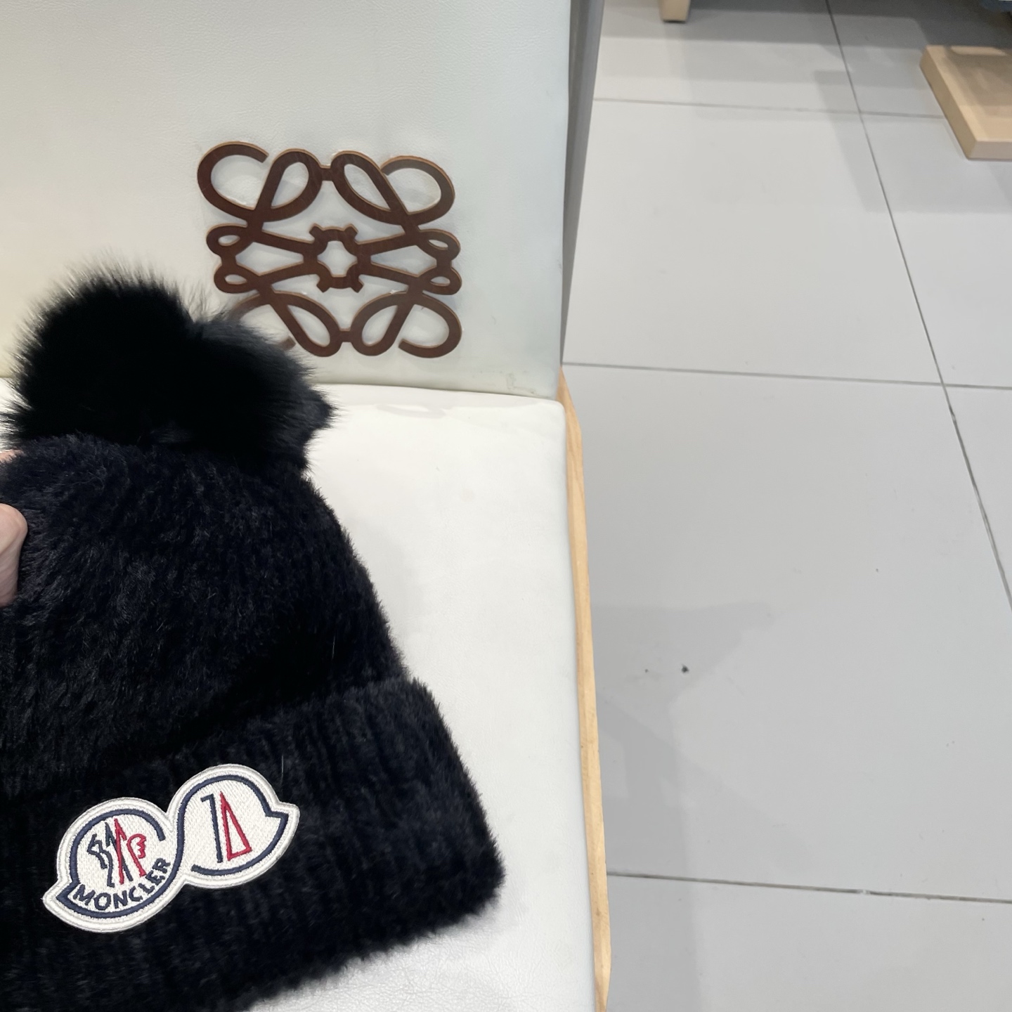 moncler2025新款秋冬韩版纯色毛线帽超大狐狸球保暖舒适针织帽保暖跨境欧