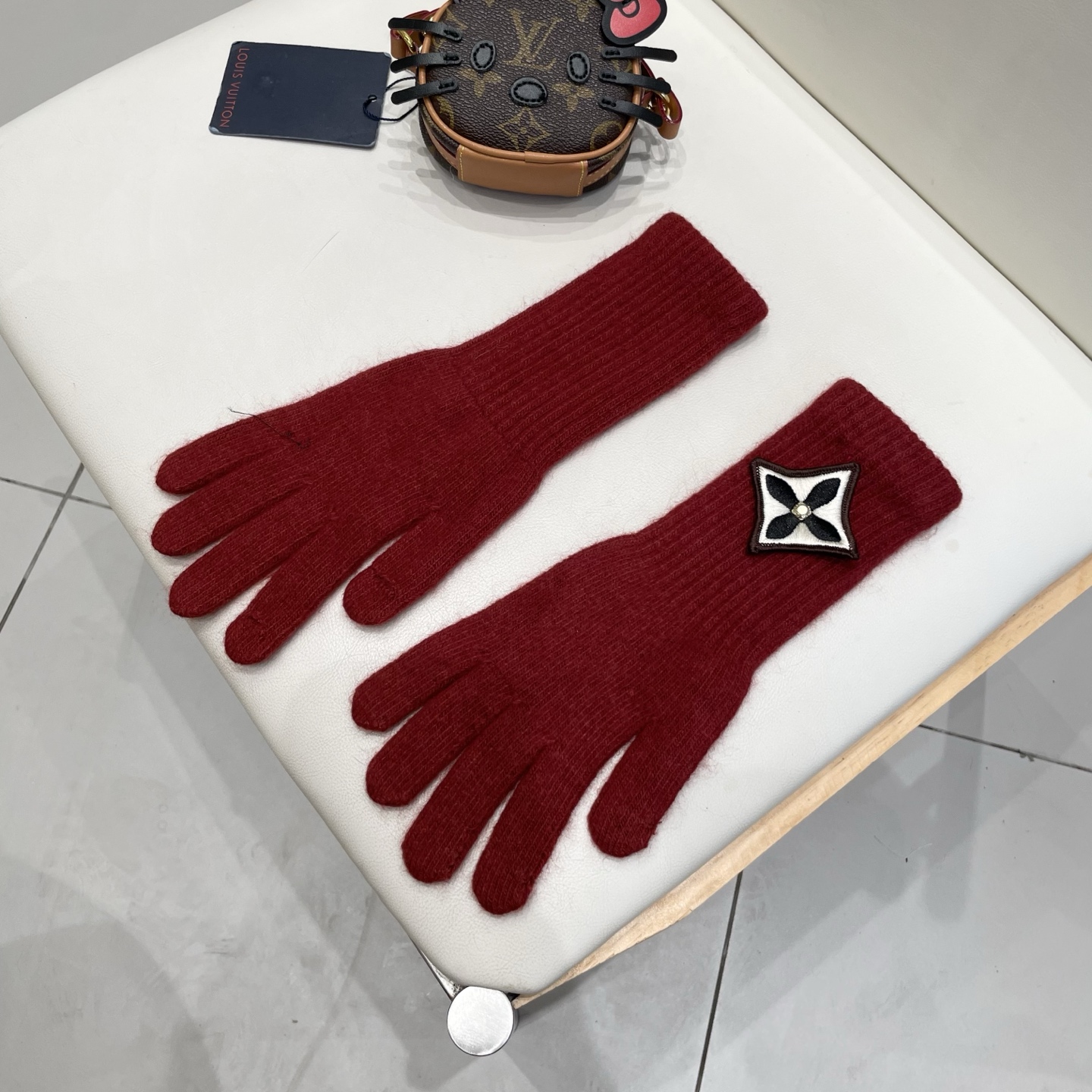 lv路易威登秋冬羊毛针织手套🧤糖果纯色系列今年秋冬大火。 每色都超好看 搭配羊绒大衣绝美 立体版型剪裁 