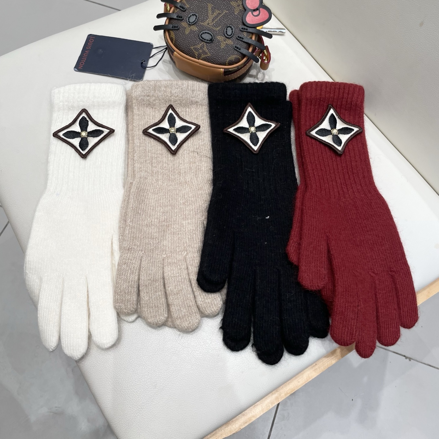 lv路易威登秋冬羊毛针织手套🧤糖果纯色系列今年秋冬大火。 每色都超好看 搭配羊绒大衣绝美 立体版型剪裁 