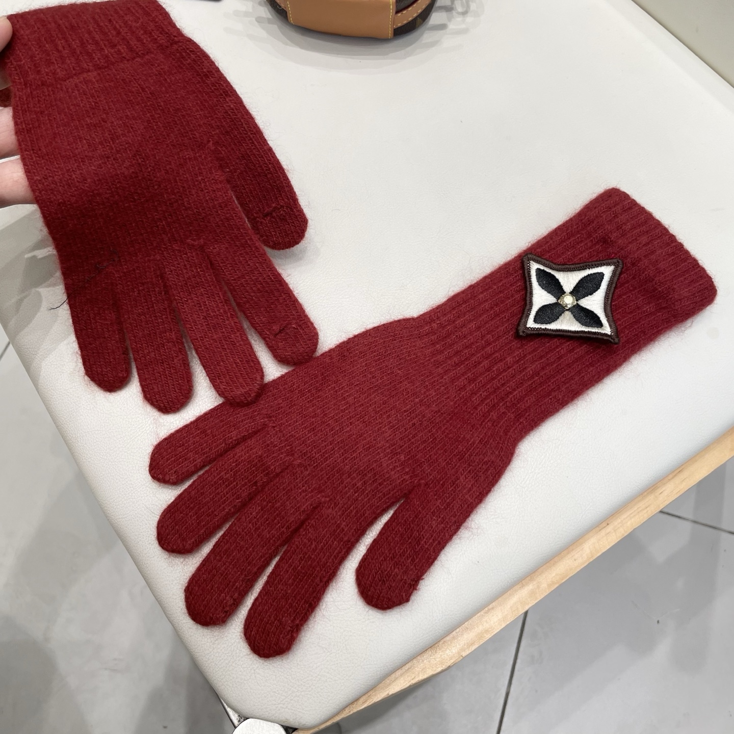 lv路易威登秋冬羊毛针织手套🧤糖果纯色系列今年秋冬大火。 每色都超好看 搭配羊绒大衣绝美 立体版型剪裁 