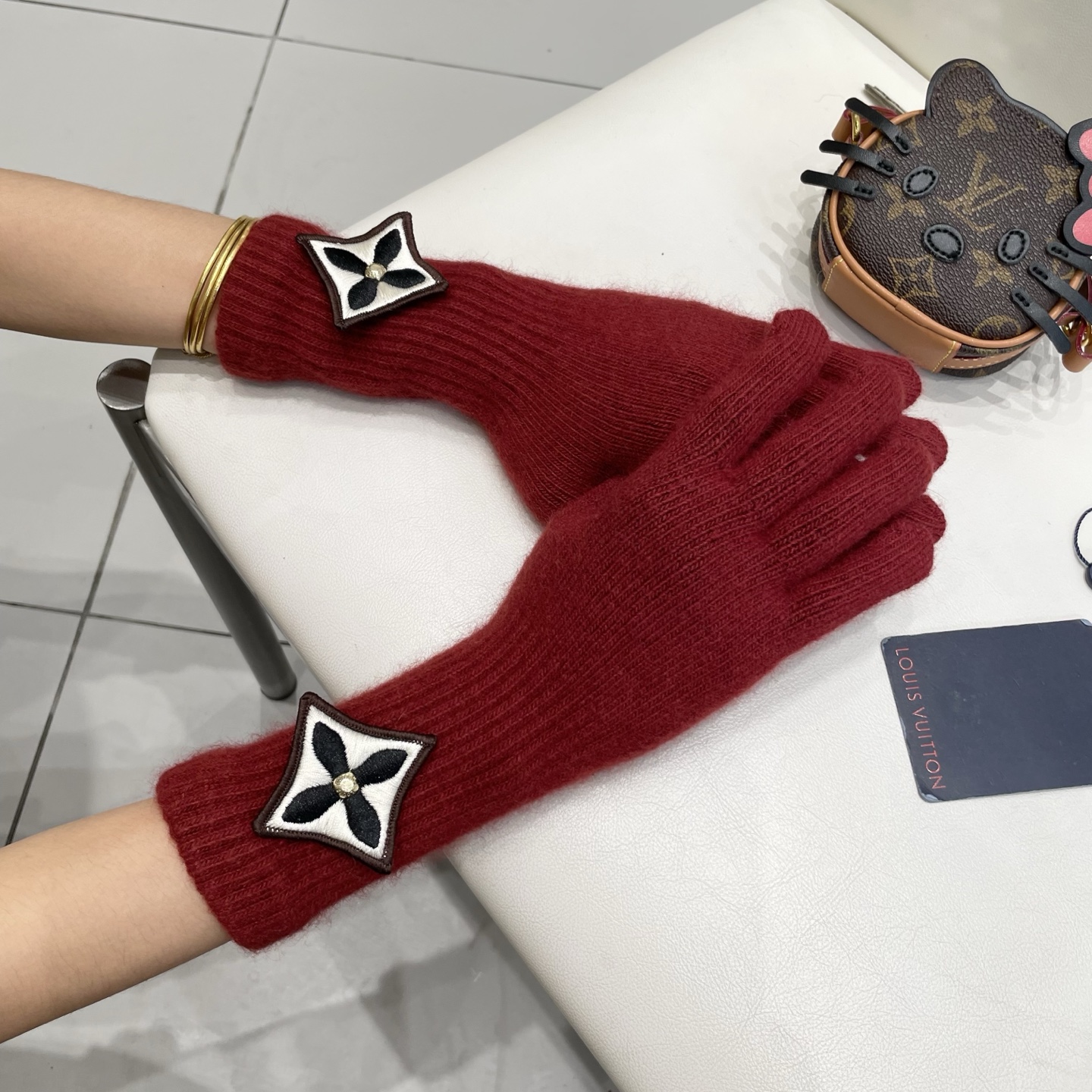 lv路易威登秋冬羊毛针织手套🧤糖果纯色系列今年秋冬大火。 每色都超好看 搭配羊绒大衣绝美 立体版型剪裁 