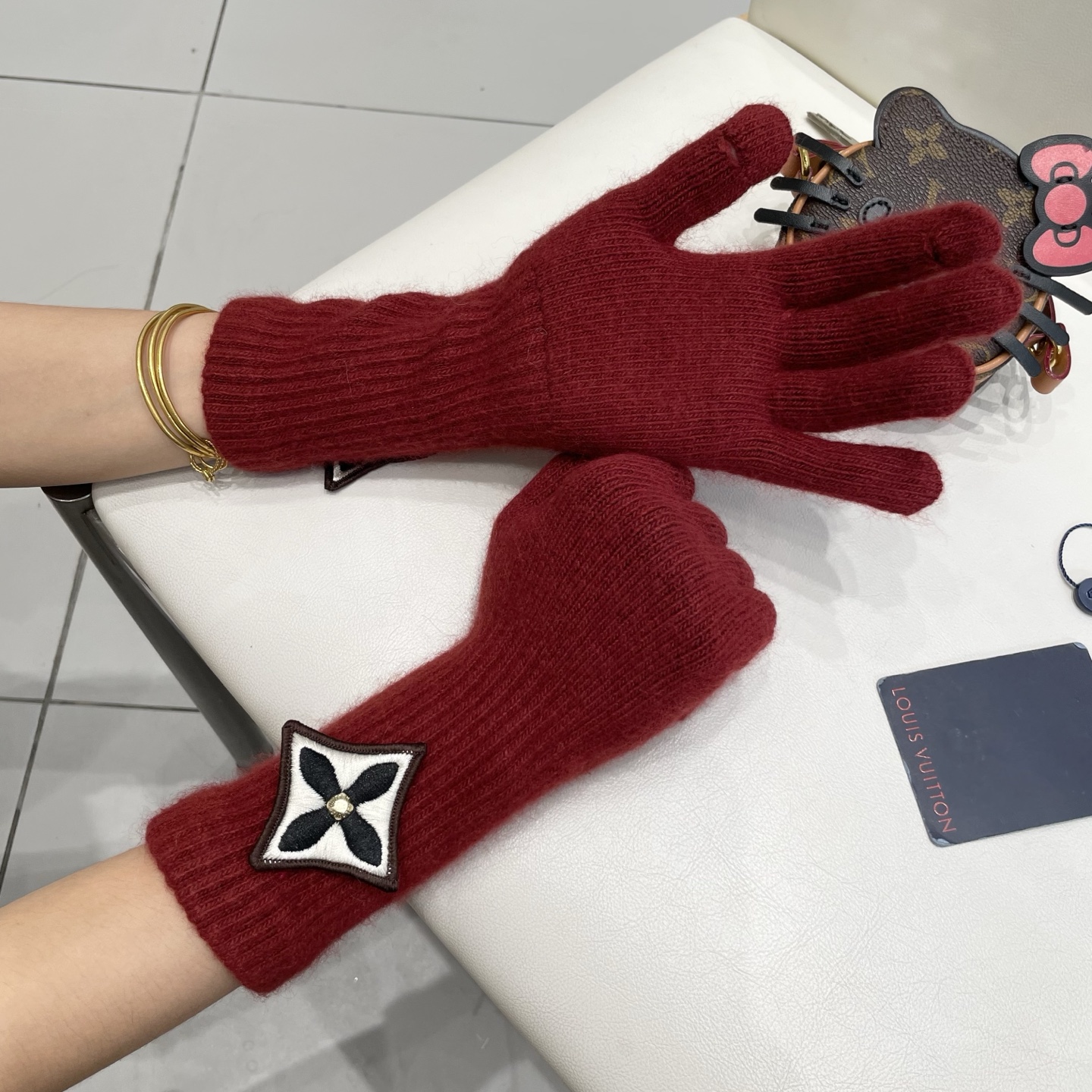 lv路易威登秋冬羊毛针织手套🧤糖果纯色系列今年秋冬大火。 每色都超好看 搭配羊绒大衣绝美 立体版型剪裁 