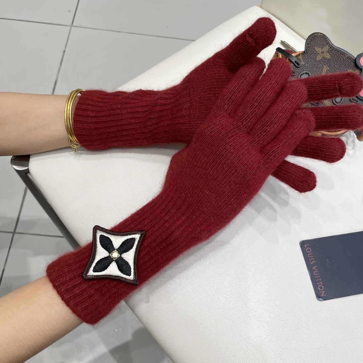 lv路易威登秋冬羊毛针织手套🧤糖果纯色系列今年秋冬大火。 每色都超好看 搭配羊绒大衣绝美 立体版型剪裁 