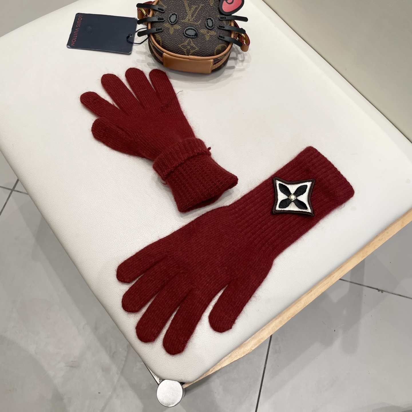 lv路易威登秋冬羊毛针织手套🧤糖果纯色系列今年秋冬大火。 每色都超好看 搭配羊绒大衣绝美 立体版型剪裁 