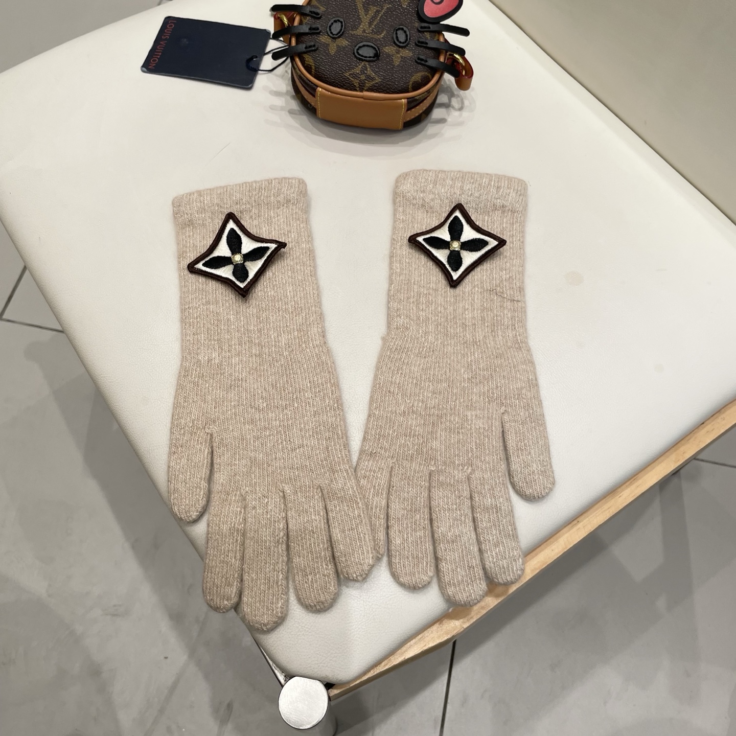 lv路易威登秋冬羊毛针织手套🧤糖果纯色系列今年秋冬大火。 每色都超好看 搭配羊绒大衣绝美 立体版型剪裁 