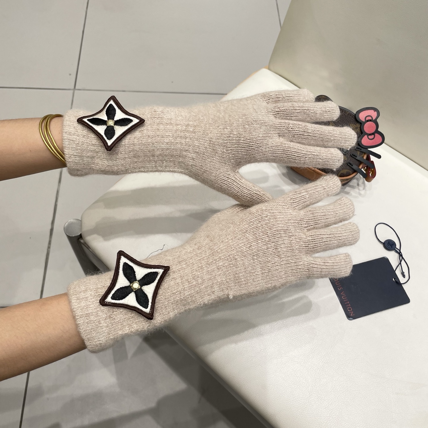 lv路易威登秋冬羊毛针织手套🧤糖果纯色系列今年秋冬大火。 每色都超好看 搭配羊绒大衣绝美 立体版型剪裁 