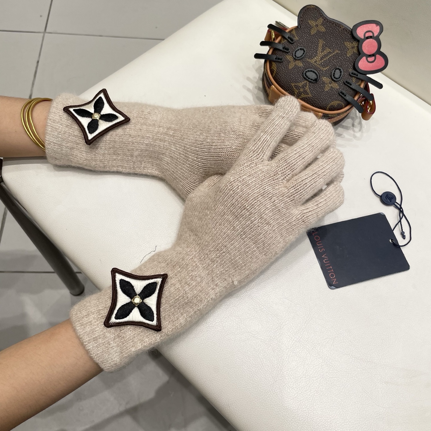 lv路易威登秋冬羊毛针织手套🧤糖果纯色系列今年秋冬大火。 每色都超好看 搭配羊绒大衣绝美 立体版型剪裁 
