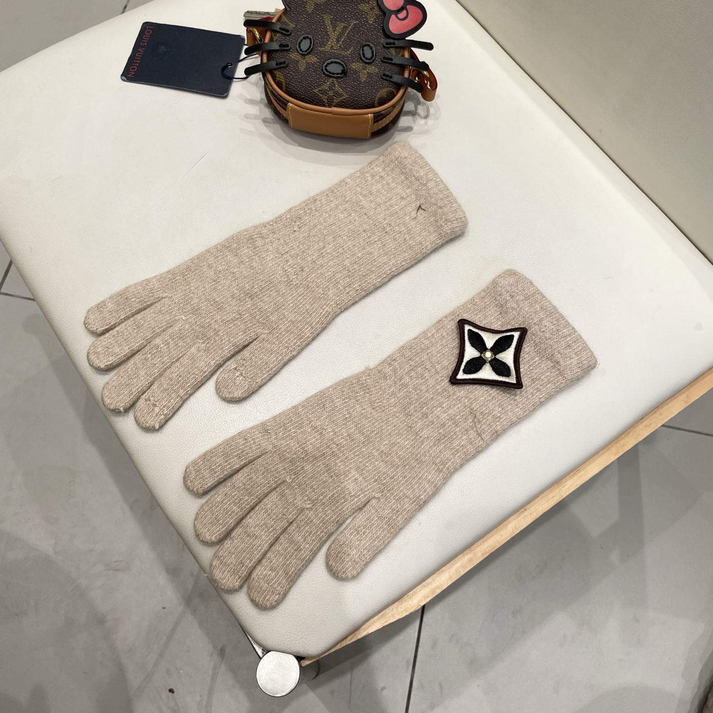 lv路易威登秋冬羊毛针织手套🧤糖果纯色系列今年秋冬大火。 每色都超好看 搭配羊绒大衣绝美 立体版型剪裁 
