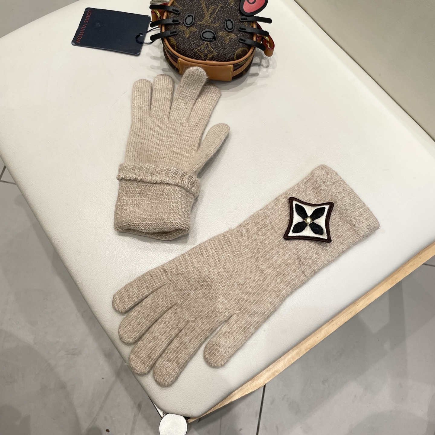 lv路易威登秋冬羊毛针织手套🧤糖果纯色系列今年秋冬大火。 每色都超好看 搭配羊绒大衣绝美 立体版型剪裁 