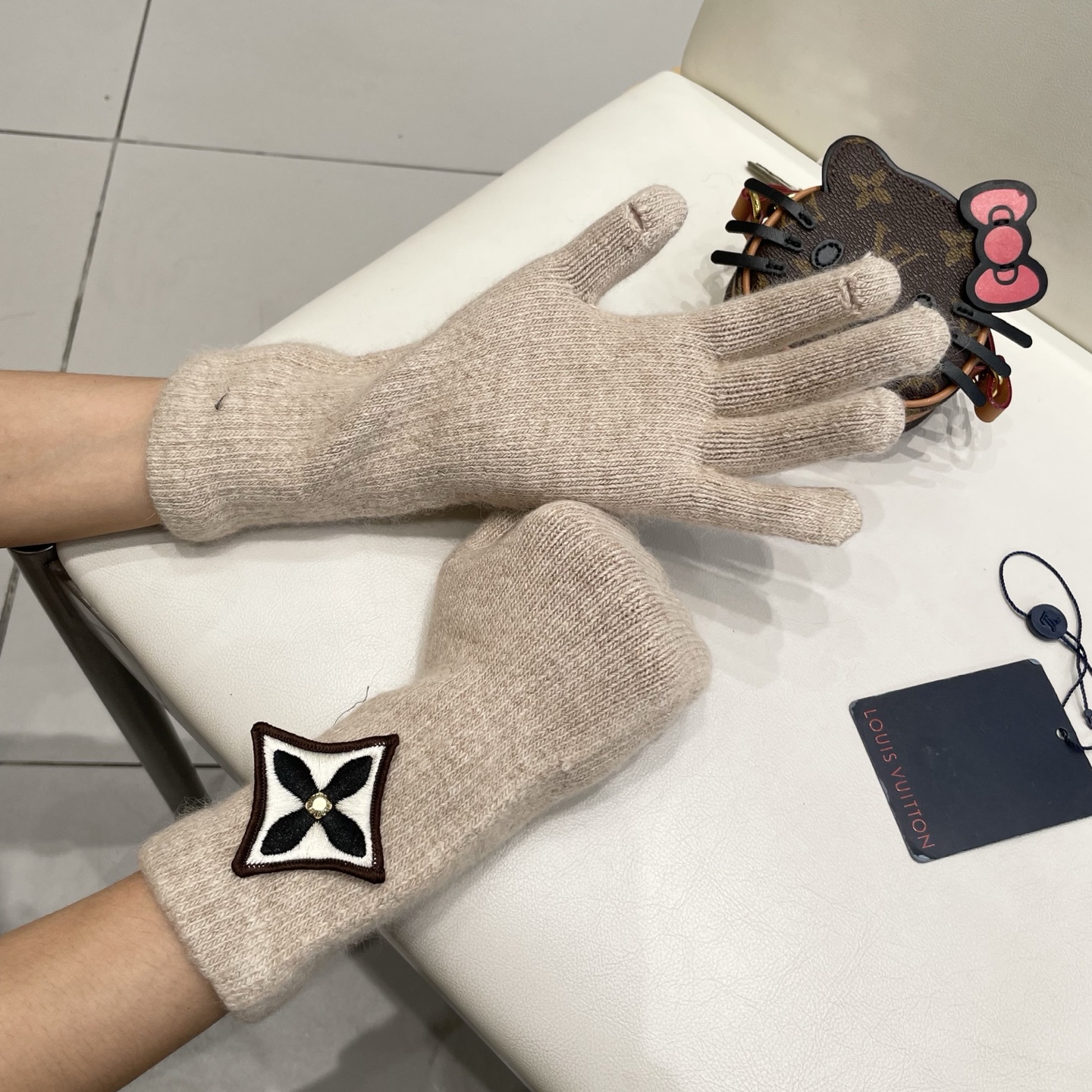 lv路易威登秋冬羊毛针织手套🧤糖果纯色系列今年秋冬大火。 每色都超好看 搭配羊绒大衣绝美 立体版型剪裁 