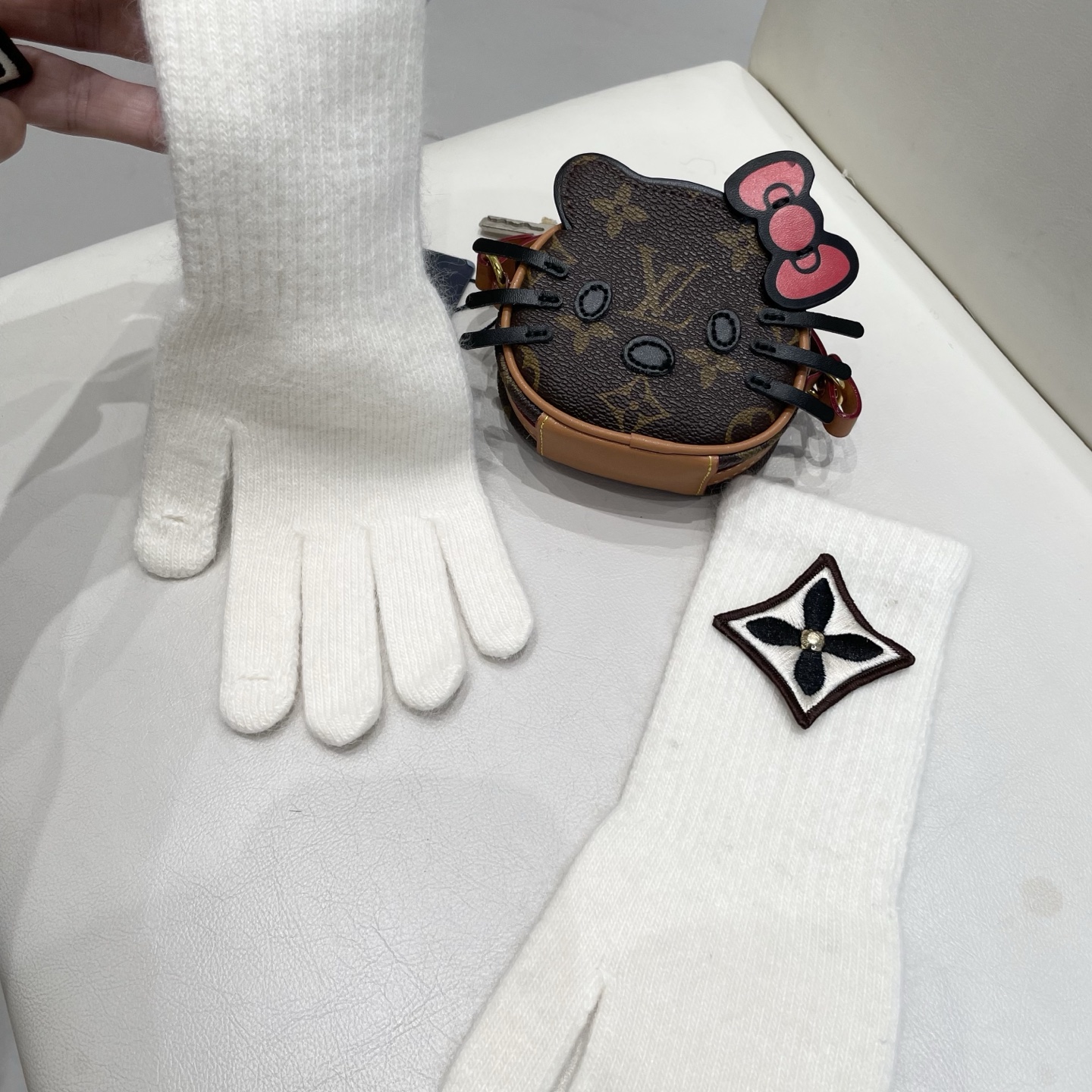 lv路易威登秋冬羊毛针织手套🧤糖果纯色系列今年秋冬大火。 每色都超好看 搭配羊绒大衣绝美 立体版型剪裁 